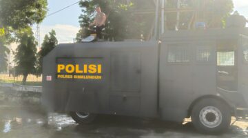 Polwan Turun ke Dapur Umum, Personel Samapta Distribusikan Air Bersih bagi Korban Banjir Bandang Dolok Batu Nanggar