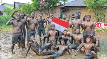Keseruan Panjat Pinang HUT RI ke 81 di Gang Swadaya: Tawa Warga Pecah, Hadiah Rp 4,5 Juta Sumbangan Tokoh Pemuda Afrizal Fadli Nasution Sukses Digaet Peserta